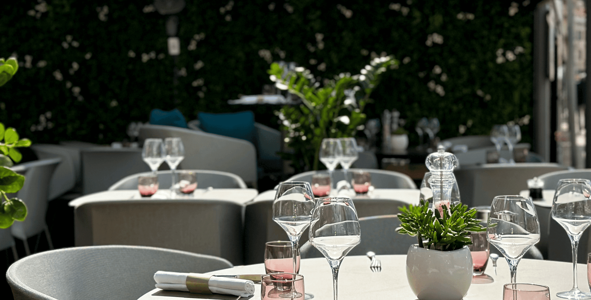 La terrasse du restaurant en bord de mer Le Voilier à Bonifacio