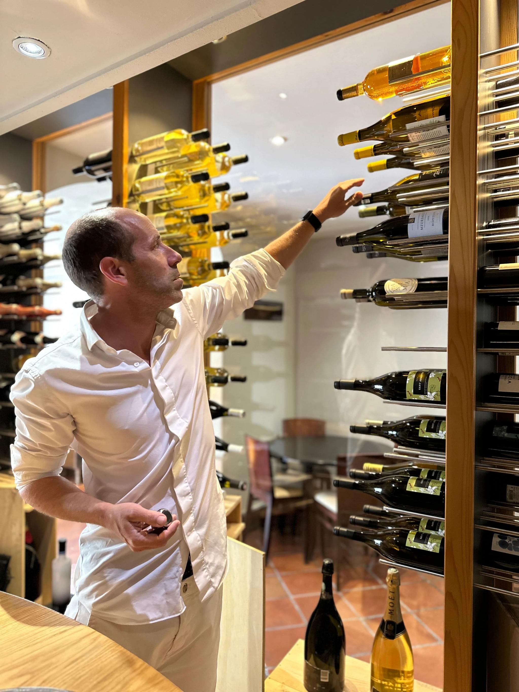 Le sommelier du restaurant gastronomique Le Voilier à Bonifacio 